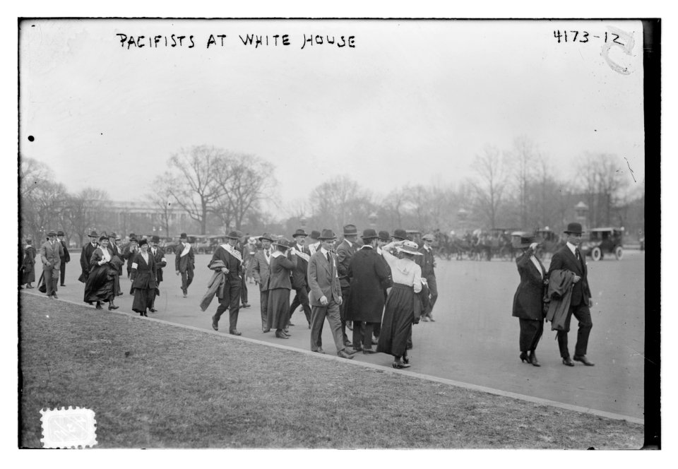 Pacifists at White House (i.e. U.S. Capitol) LCCN2014704302