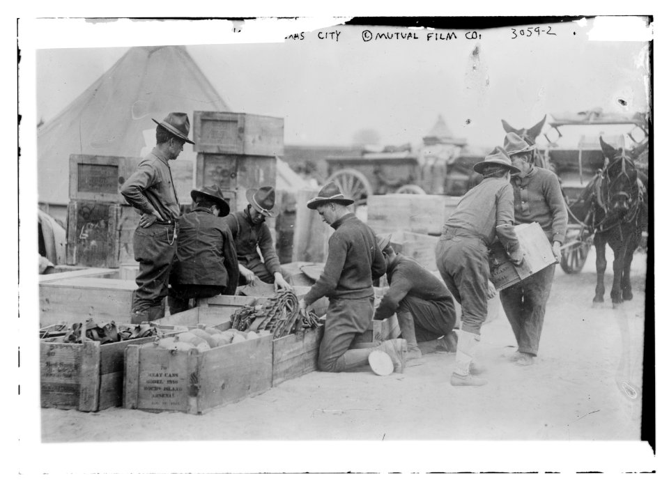 Packing at Texas City LCCN2014696022