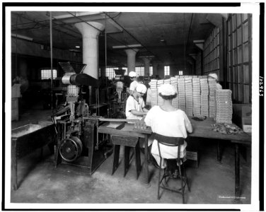 Packing chiclets at the plant of the American Chicle Company - Underwood & Underwood. LCCN91728612