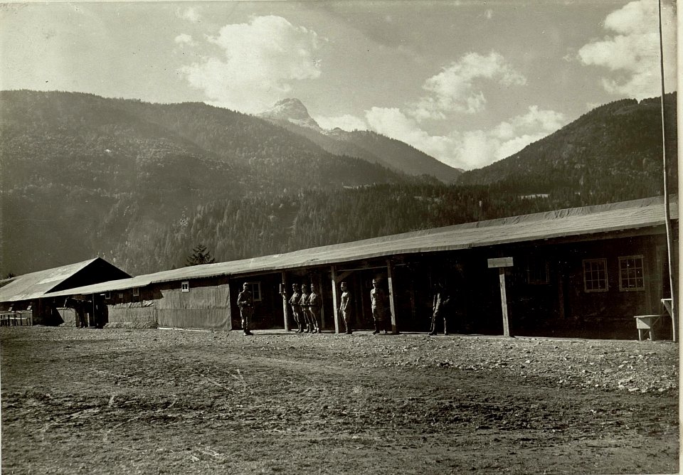 Packplatz der 6-3 Pionierkompannie in Rattendorf mit Hauptmann Urbanek, im Hintergrund der Reiskofel (BildID 15463429)