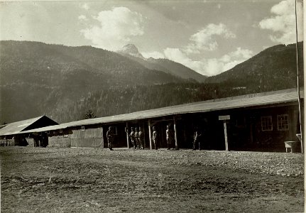 Packplatz der 6-3 Pionierkompannie in Rattendorf mit Hauptmann Urbanek, im Hintergrund der Reiskofel (BildID 15463429)