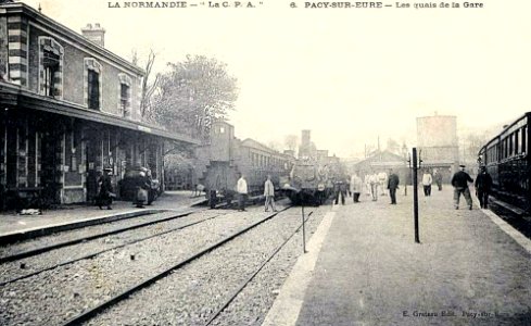 Pacy-sur-Eure - Les quais de la gare photo