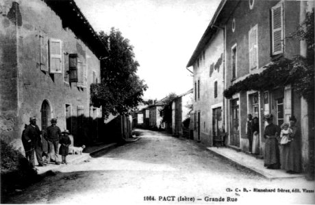 Pact, Grande Rue en 1908, p152 de L'Isère les 533 communes - Cliché C D, Blanchard frères édit à Vienne photo