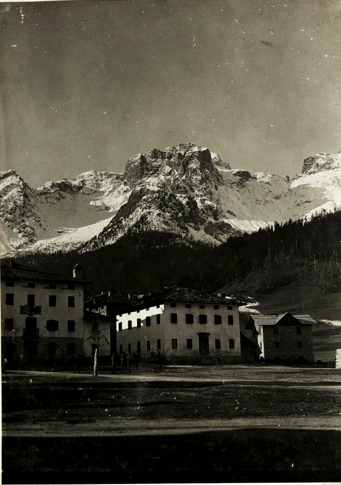 Padola, Hauptplatz mit Croda di Campo. (BildID 15416570)