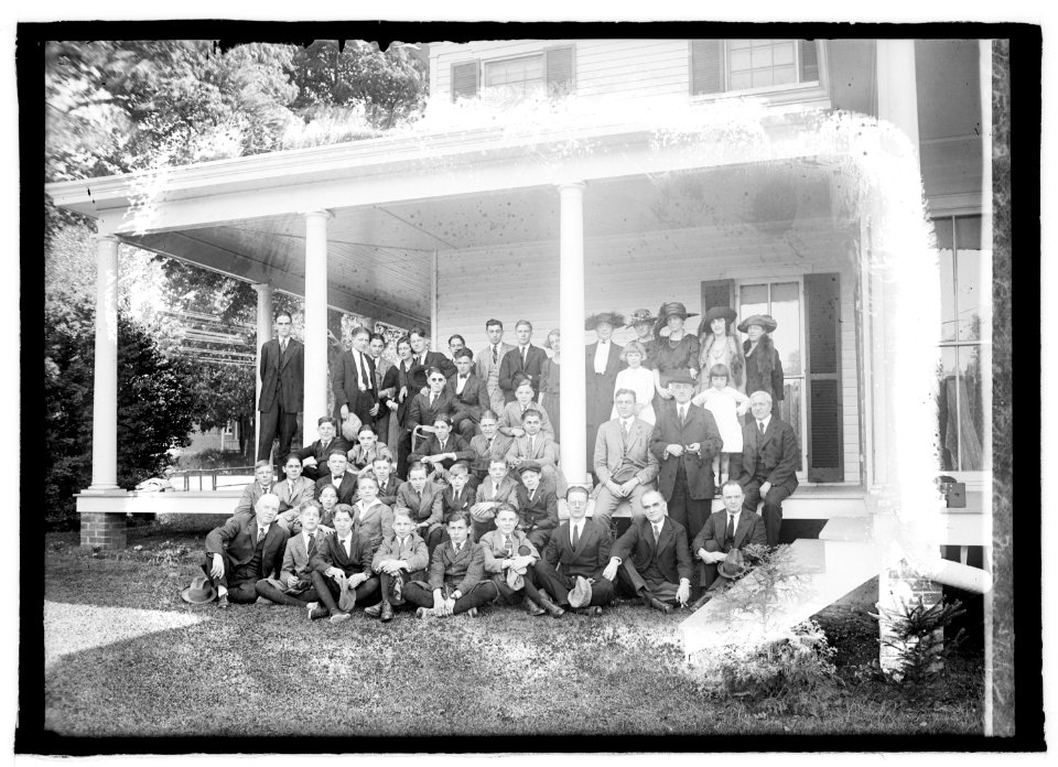Page boys at R. Walton Moores, 5-8-22 LCCN2016846311