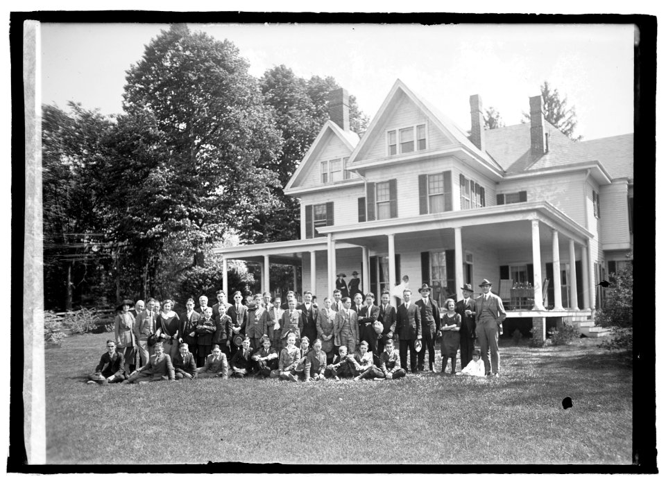 Page boys at R. Walton Moores, (5-8-22) LCCN2016846312