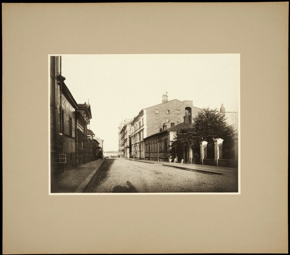 Näkymä Kirkkokatua pitkin itään kohti Pohjoisrantaa, oikealla Kirkkokatu 6, 4, 2, vasemmalla 7, 5, 3 - G16250 - hkm.HKMS000005-km0000m9ss