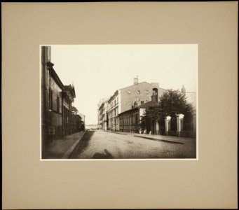 Näkymä Kirkkokatua pitkin itään kohti Pohjoisrantaa, oikealla Kirkkokatu 6, 4, 2, vasemmalla 7, 5, 3 - G16250 - hkm.HKMS000005-km0000m9ss