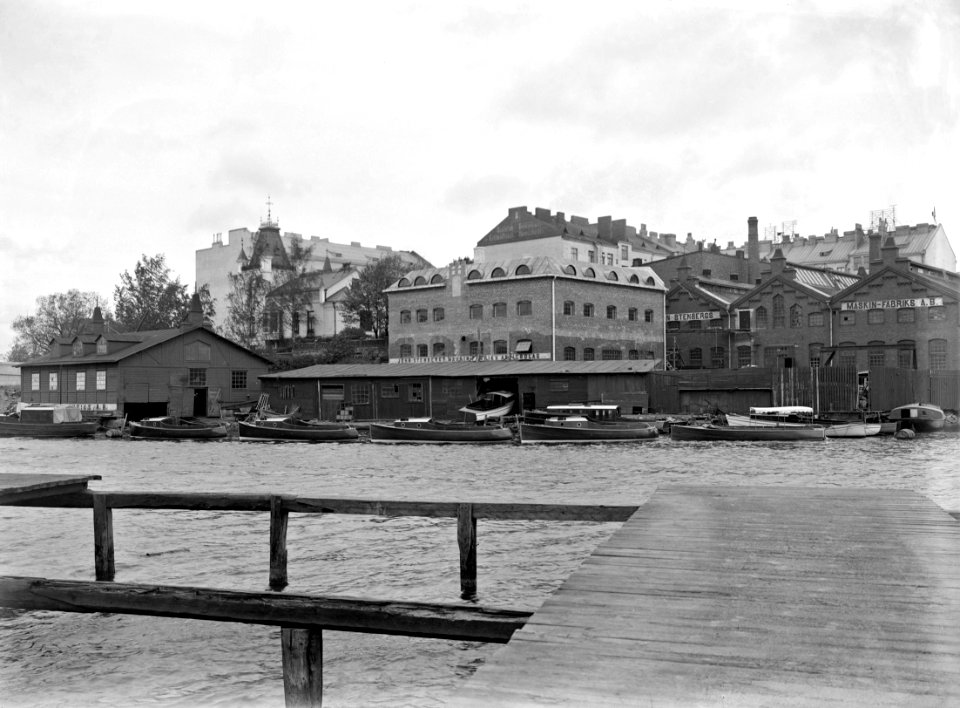 Näkymä John Stenbergin ranta 2-een (Pitkänsillanranta 1) Siltasaaressa - N25293 (hkm.HKMS000005-km0000mk05)