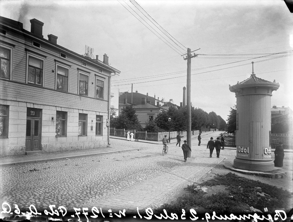 Näkymä nykyisen Vuorimiehenpuistikon kohdalta koilliseen pitkin Vuorimiehenkatua - N1277 (hkm.HKMS000005-km0000mja5)