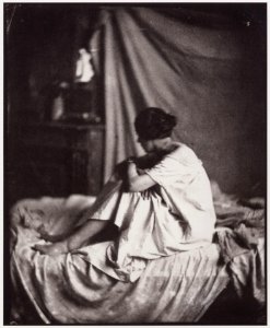 Nègre, Charles - Auf einem Bett sitzendes Modell, mit einem Hemd bekleidet (Zeno Fotografie)