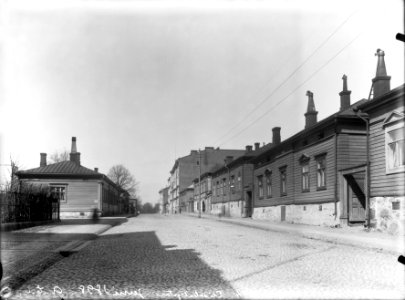 Näkymä Elisabetinkatua (=Liisankatu) pitkin länteen, oikealla n-ot 11, 13, 15, 17 ja vasemmalla 12 - N1094 - hkm.HKMS000005-km003f7n