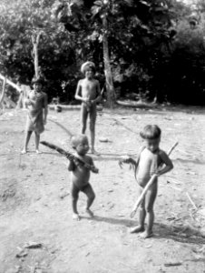 Några av barnen bära på sockerrör, som är chocóbarnens slickepinnar . Darién, Sambú River. Panama - SMVK - 003990