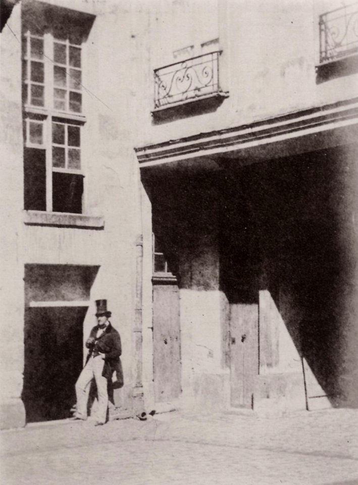 Nègre, Charles - Armand Cambon im Hof des Hauses Quai Bourbon Nr. 21 (Zeno Fotografie)