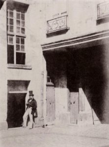 Nègre, Charles - Armand Cambon im Hof des Hauses Quai Bourbon Nr. 21 (Zeno Fotografie)