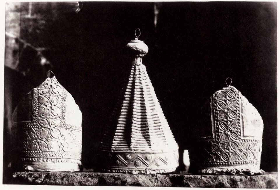 Nègre, Charles - Chartres. Kathedrale, Gipsabgüsse von Ornamenten am südlichen Portalvorbau (Mitren und Tiara) (Zeno Fotografie)