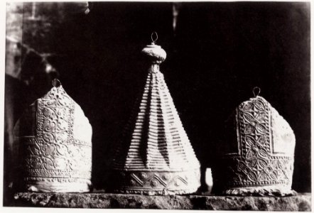 Nègre, Charles - Chartres. Kathedrale, Gipsabgüsse von Ornamenten am südlichen Portalvorbau (Mitren und Tiara) (Zeno Fotografie)