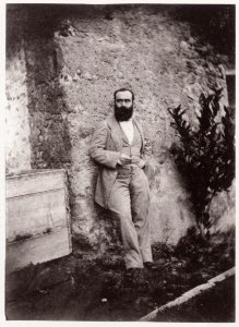 Nègre, Charles - Porträt eines bärtigen, gegen eine Mauer lehnenden Mannes (Zeno Fotografie)
