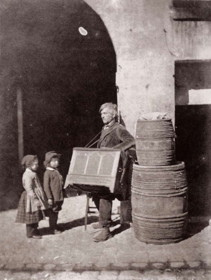 Nègre, Charles - Zwei Kinder, einem Leierkastenmann zuhörend (Zeno Fotografie)
