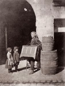 Nègre, Charles - Zwei Kinder, einem Leierkastenmann zuhörend (Zeno Fotografie)