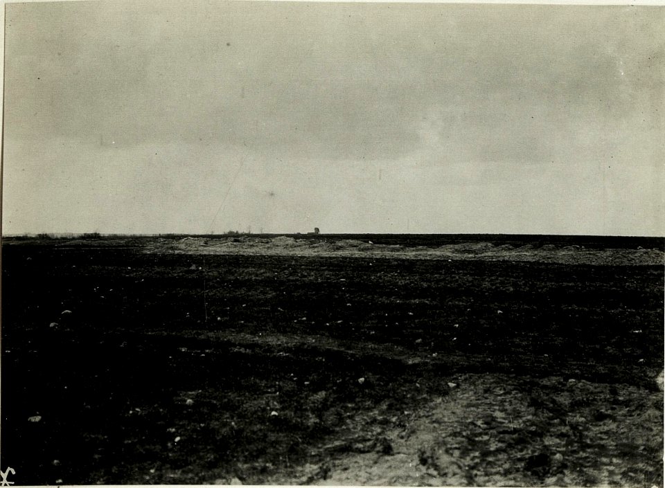 Nödlich der Landstraße bei Gomulin, im Vordergrund russische, im Hintergrund eigene Kampfdeckungen. (BildID 15588924)