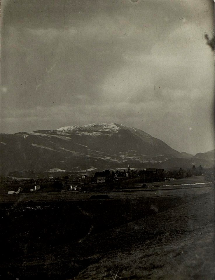 Nördl. Villach, Fuß des Kumitzberges, 1200 Schritte südl. der Kote 658. Richtung der Aufnahme Westen. Hauptobjekt, Dobratsch Kirchlein und der Ort Leonhard, Entfernung Dobratsch Kirche 16 km, Kirche i (BildID 15466167)