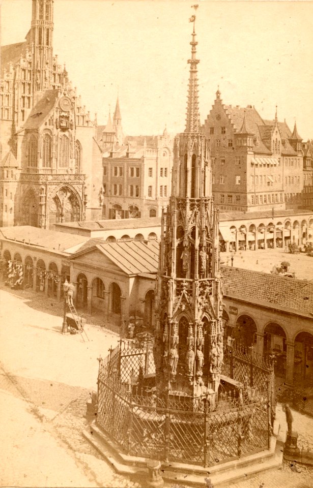 Nürnberg-Schöner Brunnen am Hauptmarkt mit Kolonnaden (feste Marktstände)-ZI-R-015396