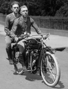 O'BRIEN AND BAKER. TRANSCONTINENTAL MOTORCYCLISTS. AT NORTH OF ELLIPSE BELOW WHITE HOUSE LCCN2016866341 (cropped)