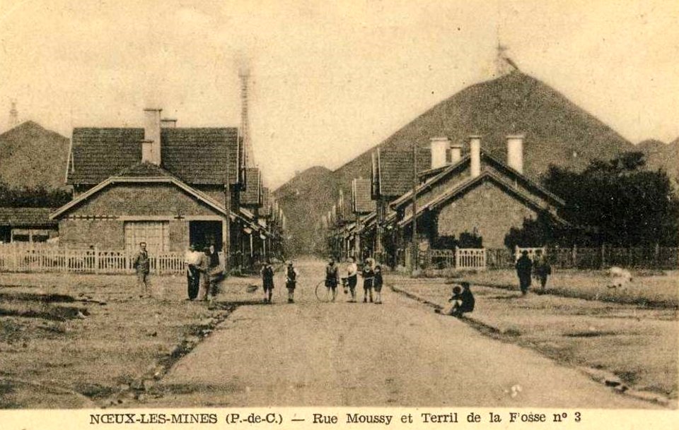 Nœux-les-Mines - Fosse n° 3 - 3 bis des mines de Nœux (E), rue Moussy et terrils