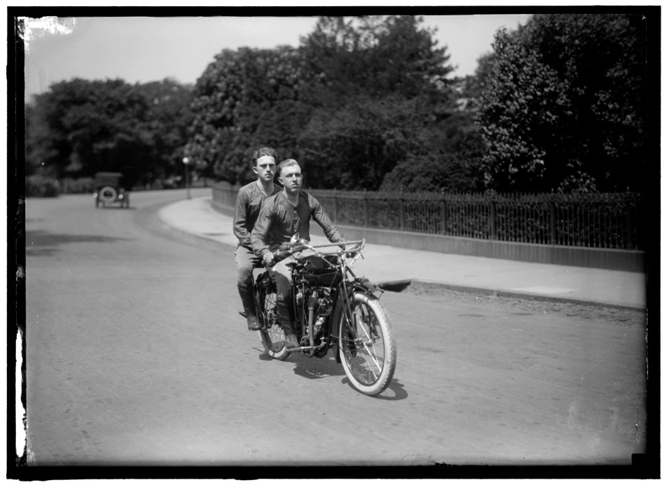 O'BRIEN AND BAKER. TRANSCONTINENTAL MOTORCYCLISTS. AT NORTH OF ELLIPSE BELOW WHITE HOUSE LCCN2016866341