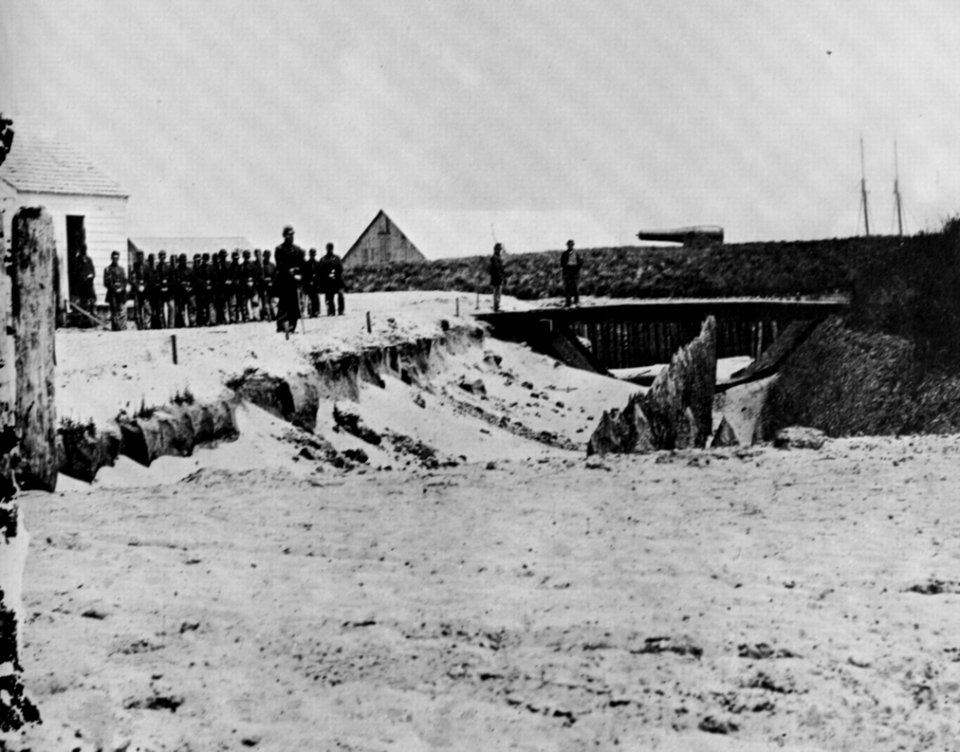 O'Sullivan, Timothy H. - Fort Walker, Hilton Head, Süd Carolina, von hinten (Zeno Fotografie)
