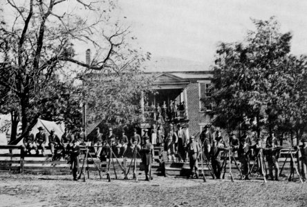 O'Sullivan, Timothy H. - Gerichtshaus von Appomattox, Soldaten der Union mit aufgestellten Gewehren (Zeno Fotografie)