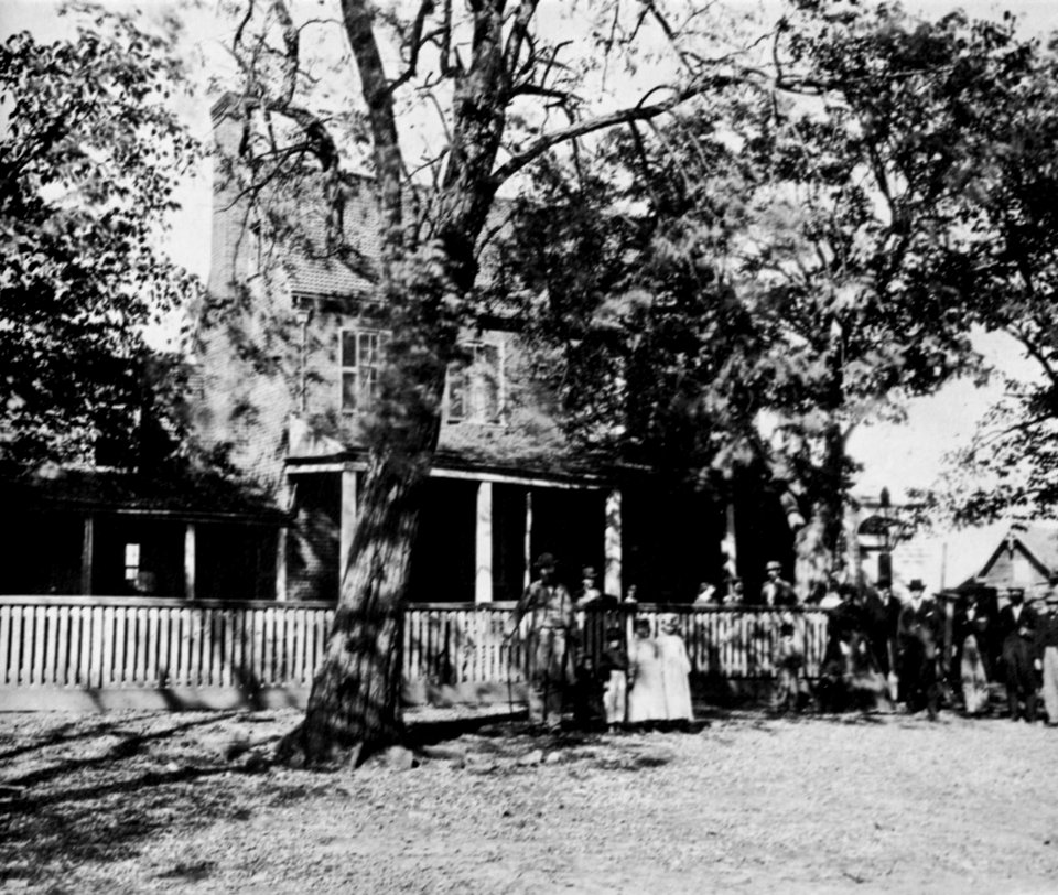 O'Sullivan, Timothy H. - Gerichtshaus von Appomattox, Virginia, Zivilisten vor dem Hotel (Zeno Fotografie)