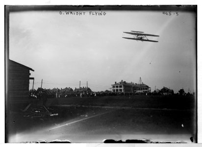 O. Wright flying (in his airplane, crowd on field) LCCN2014682159