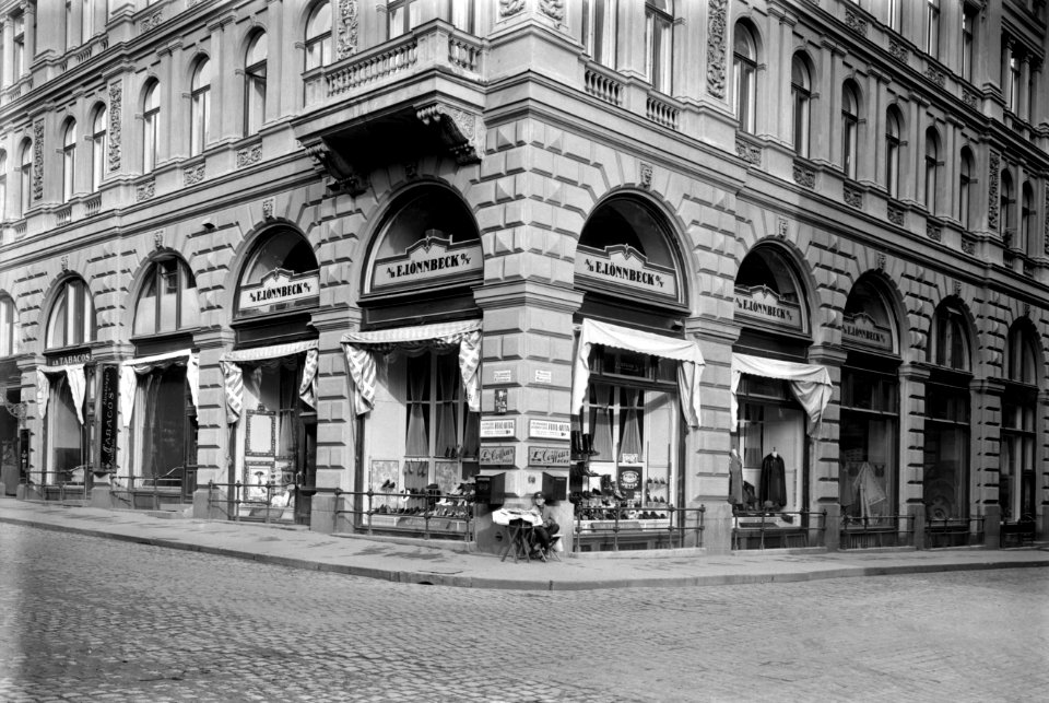 O.Y. E. Lönnbeck A.B. Kumiliikkeen näyteikkunat - N28989 (hkm.HKMS000005-km0000m6nc)