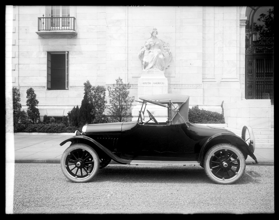 Oakland car for Times LCCN2016823744