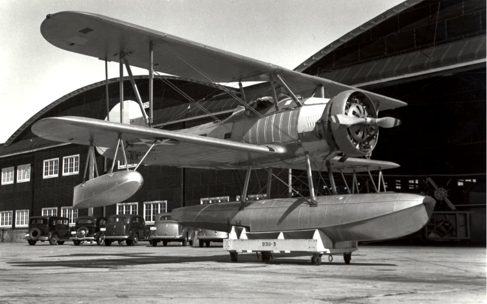 O3U-3 in front of hangar at NAS Pensacola in 1930s