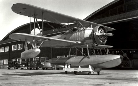 O3U-3 in front of hangar at NAS Pensacola in 1930s