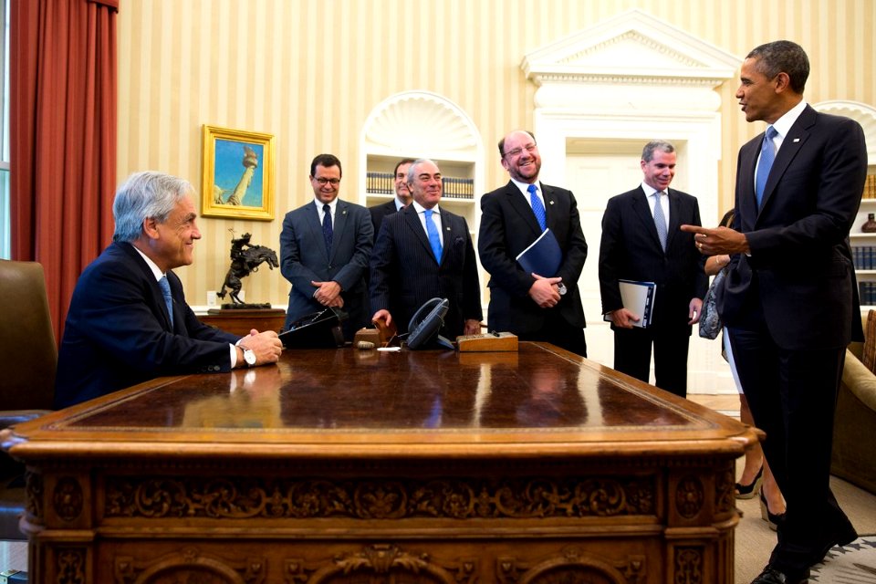 Obama and Pinera at Resolute Desk