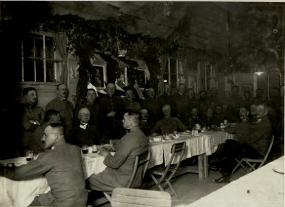Offiziersmesse des 15. Korps in Kneza mit General der Infanterie Rudolf Freiherr Stöger-Steiner von Steinstätten (BildID 15465838)