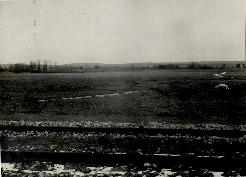 Oesterreichische & russische Schützengräben auf dem Schlachtfeld westlich Wolbrom, Standpunkt 50 Schritte östlich der 2.Bahnübersetzung bei Kalisz.Aufnahme gegen südost, im Vordergr.Schützengräben. (BildID 15538907)