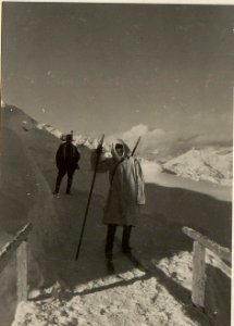 Obere Luggauer Alm. Skifahrer mit Schneemantel. (BildID 15472031)