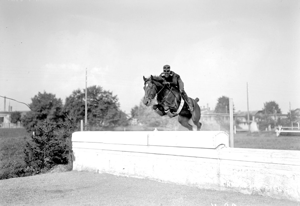 Oberleutnant Kuhn beim Hindernisspringen - CH-BAR - 3238980