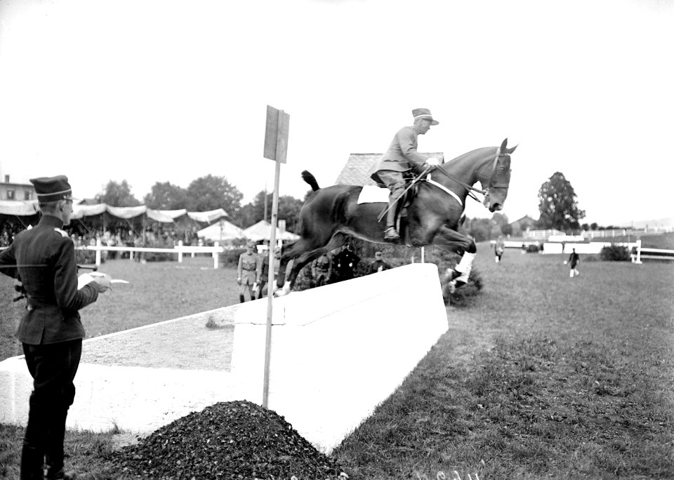 Oberleutnant Lauper beim Mauersprung - CH-BAR - 3240591