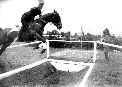 Oberleutnant Vogel beim Grabensprung - CH-BAR - 3240590