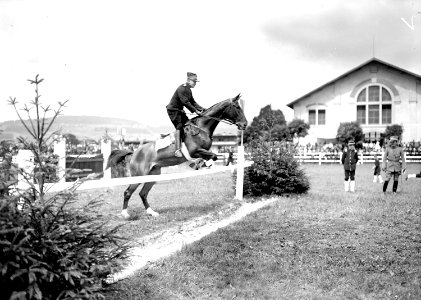 Oberleutnant Königs beim Einfachsprung - CH-BAR - 3240598