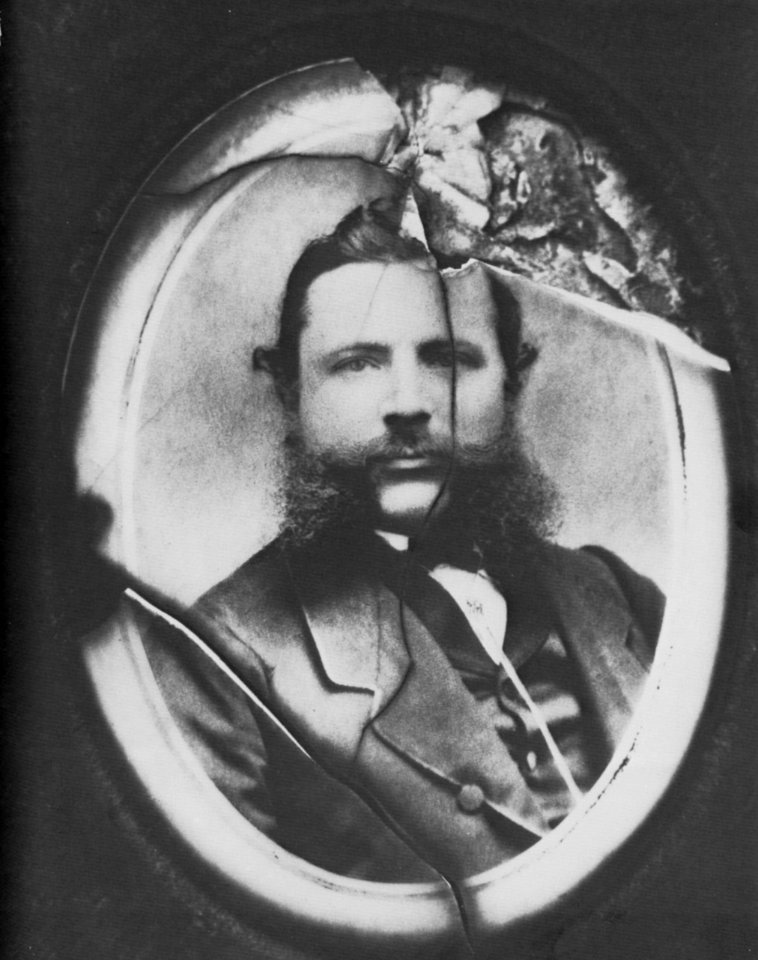 Obernetter, Johann Baptist - Porzellanphotographie auf einem Grabstein im Alten Südfriedhof München (Zeno Fotografie)
