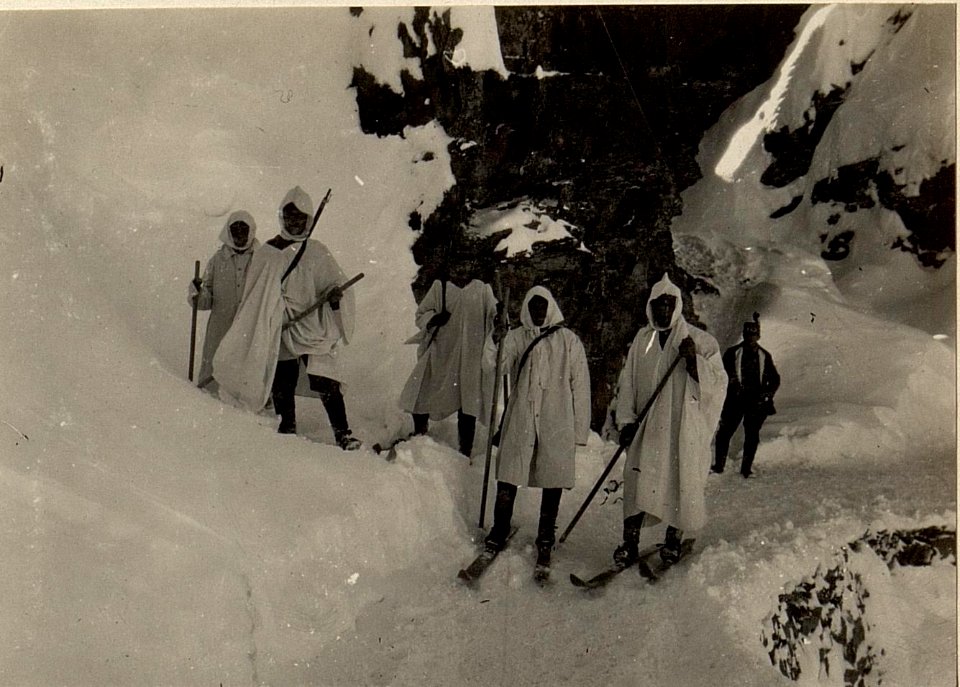 Obere Luggauer Alm. Skipatrouille in Schneemantel. (BildID 15472038)