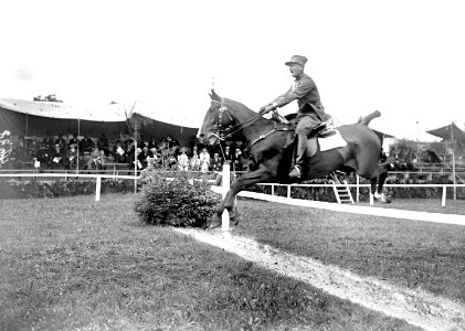 Oberleutnant Raisin beim Einfachsprung - CH-BAR - 3240666