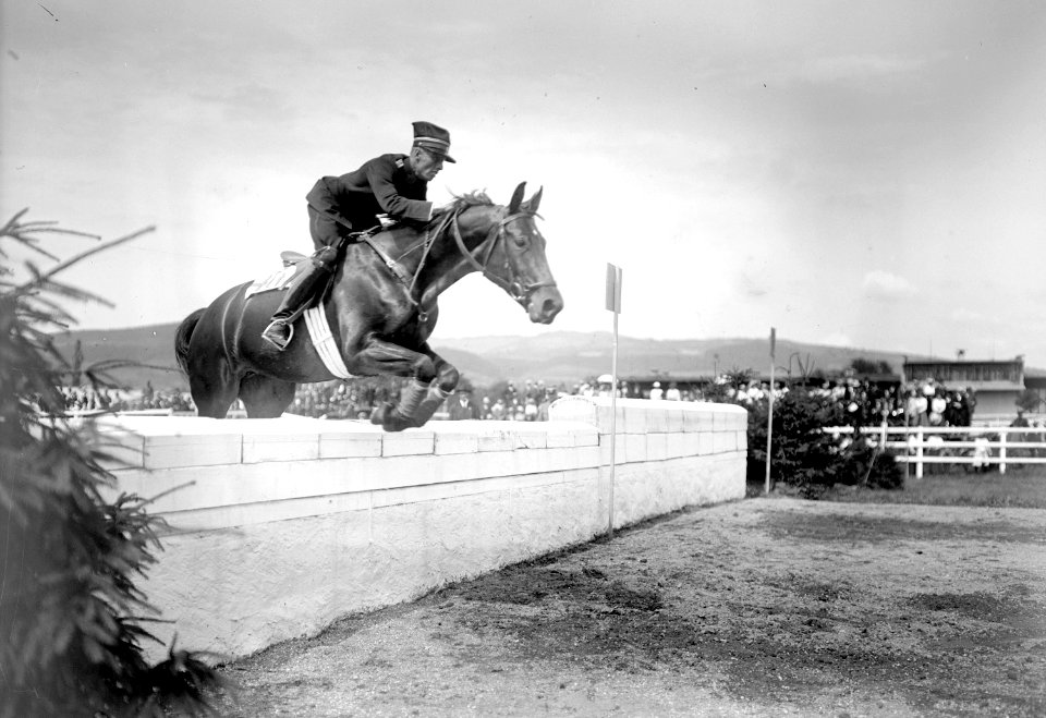 Oberleutnant Kuhn an der Mauer - CH-BAR - 3239776